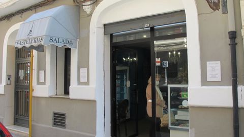 Colorées et bien exécutées, les pâtisseries sont visibles depuis la rue, pour attirer l’œil des passants. © B. Guicheteau